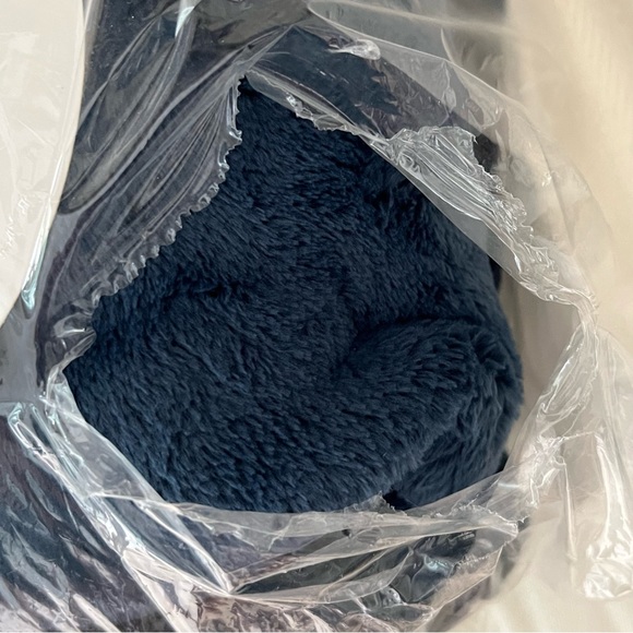 NWT Thro Studio Navy Decorative Throw 50” x 60” - Picture 3 of 4